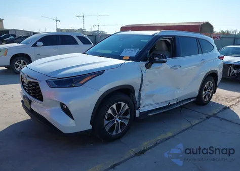 2022 Toyota Highlander Xle z USA, uszkodzony, nr VIN 5TDGZRAH0NS560103